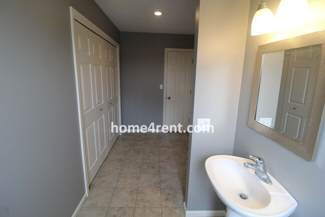 Building Photo - Gorgeous Lake Home w/ Beautiful Walking Tr...