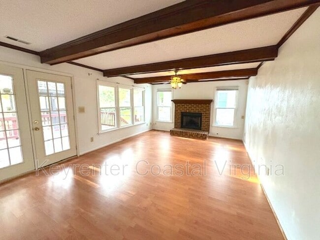 Building Photo - 913 Edgewater Dr