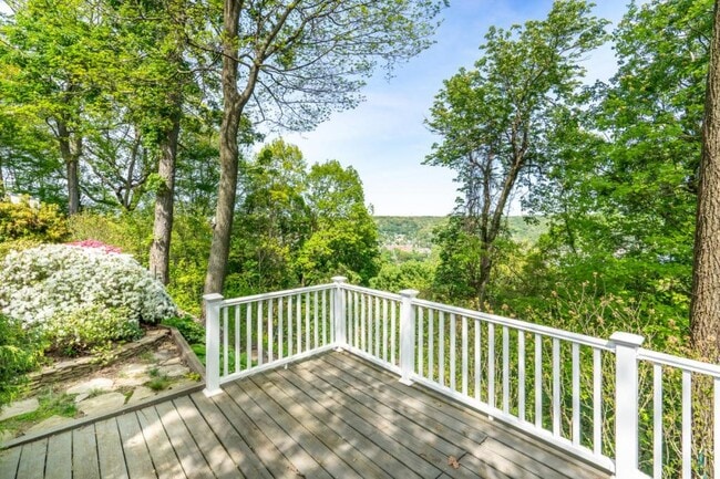 Building Photo - 122 Rivercrest Dr