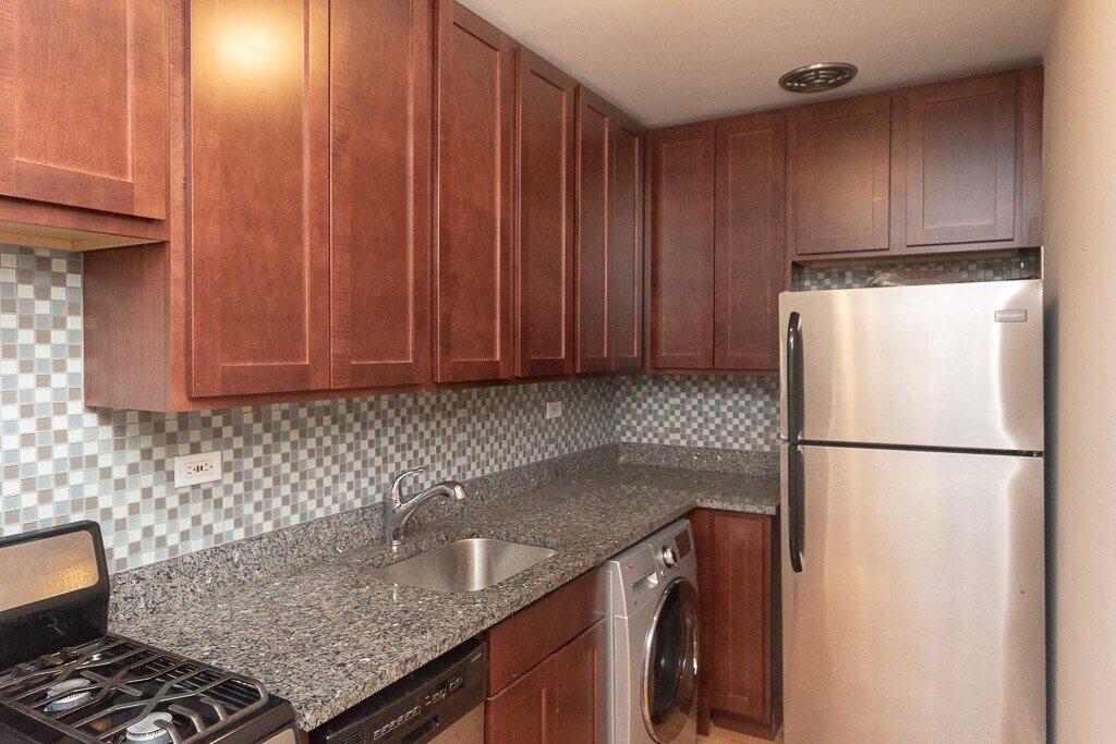 Building Photo - 557 W Arlington Pl