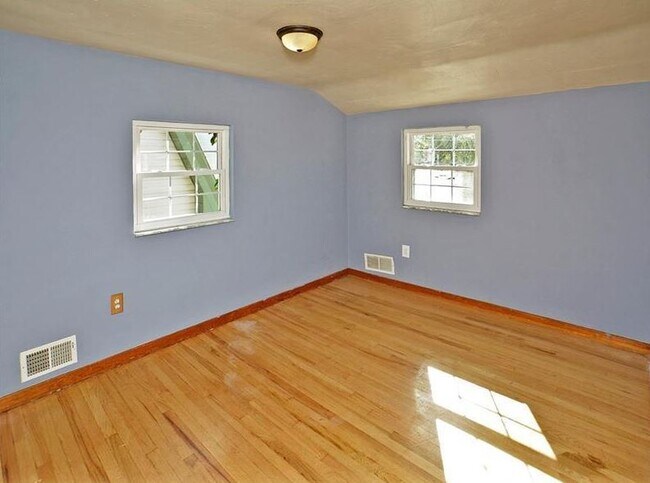 Building Photo - 709 Norwich Ave