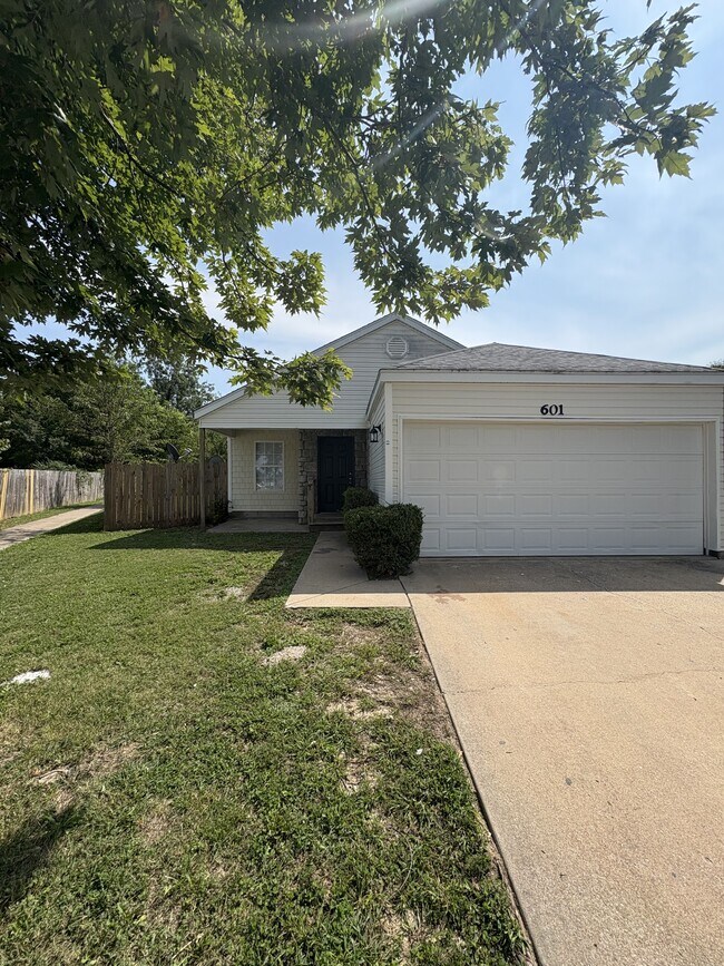 Building Photo - 601 Cedarbrook Ct