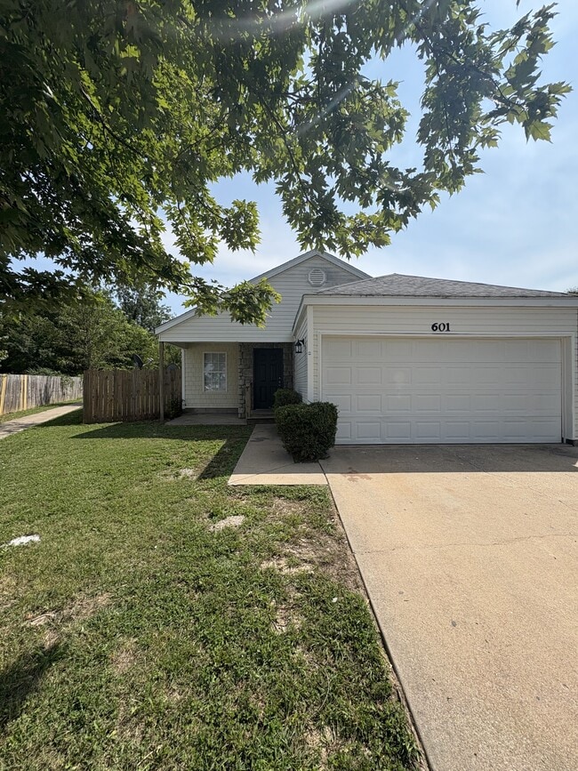 Primary Photo - 601 Cedarbrook Ct