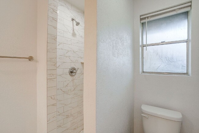 Building Photo - Spacious, Recently Updated Duplex!