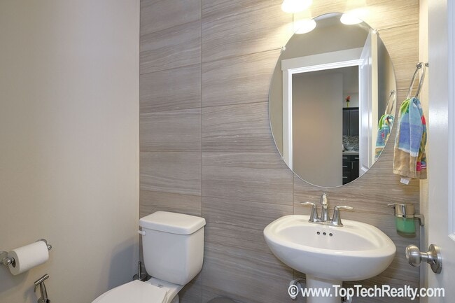 Building Photo - Outstanding 45 Central home with 3BR + Den / 2.5BA, Amazing upscale features, Across from Nike Wo...