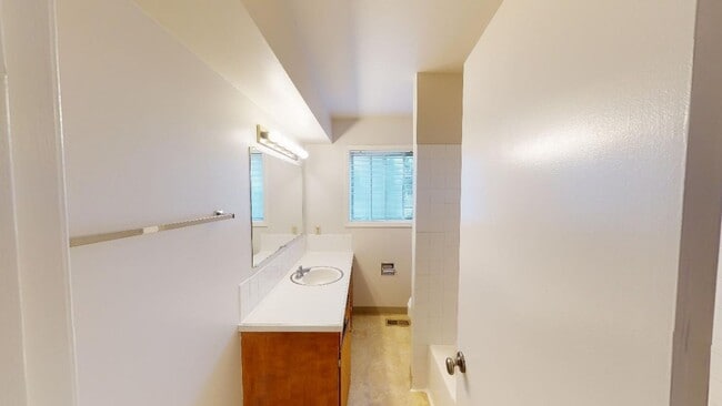 Building Photo - Lake Oswego/ Palisades - Hardwoods, Finished Daylight Basement, Pet Friendly