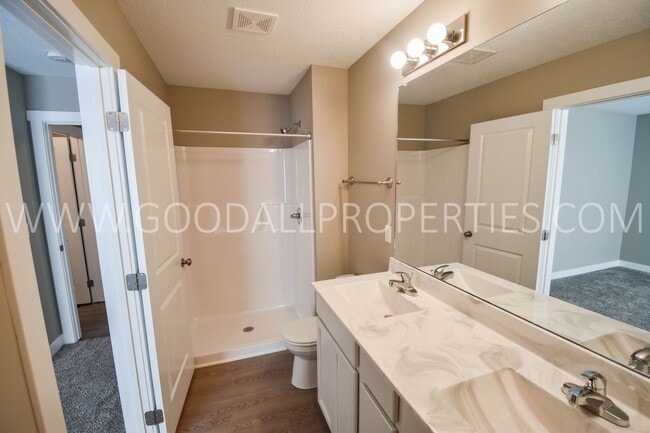 Building Photo - 4 Bed 2.5 bath Ranch with Finished Basement!