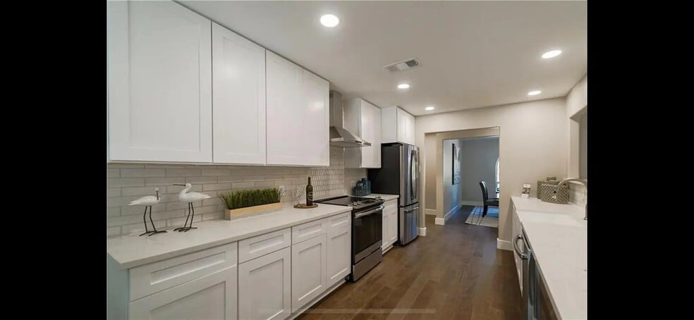 Building Photo - 4704 Woodside Dr