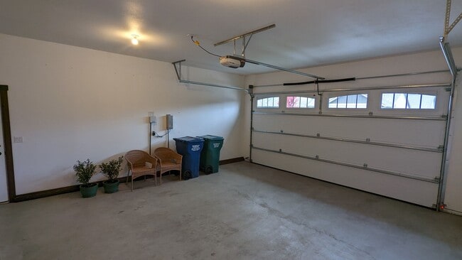 Building Photo - Garden Grove Rancher