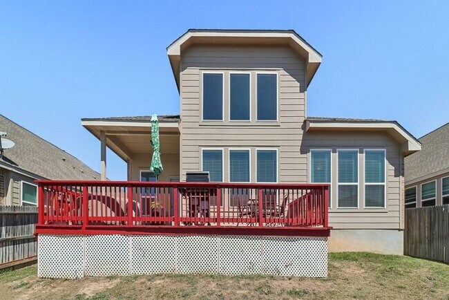 Building Photo - Spacious 1.5 Story Home with a Versatile F...