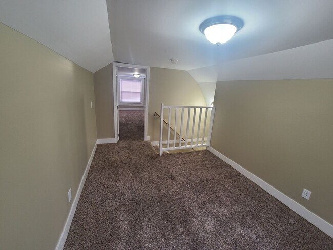 Building Photo - Extra clean and spacious home with a finis...