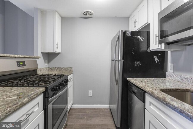 Building Photo - 160 Richmond St