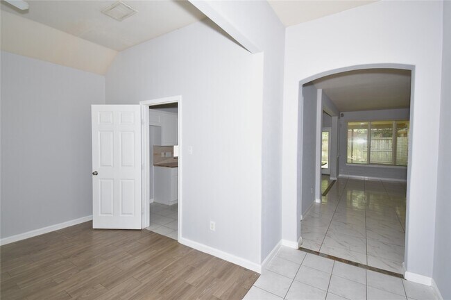 Building Photo - 20703 Whitevine Way