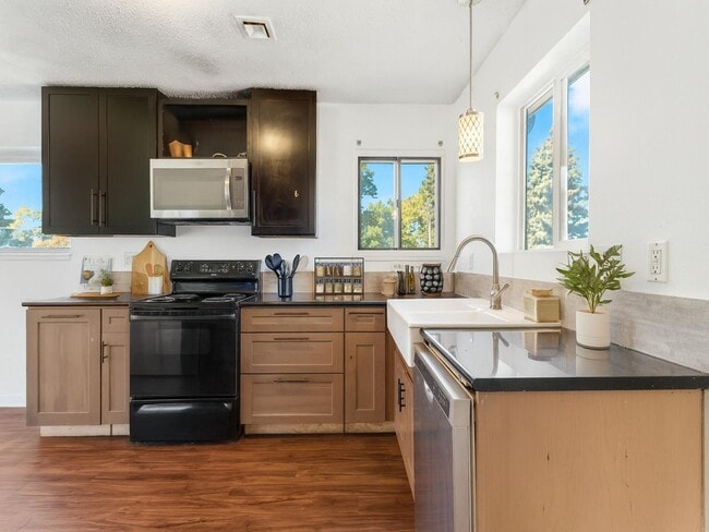 Building Photo - 4BR w/ Driveway Parking near Denver Zoo & City Park