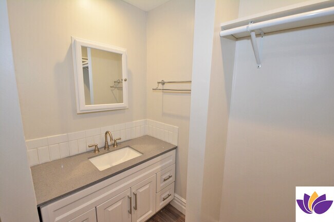 Building Photo - 5955 Hillview Park Ave