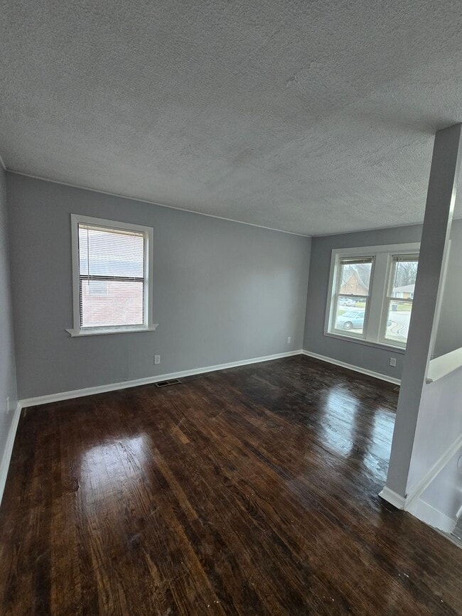 Building Photo - Renovated duplex