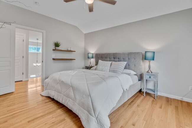 Building Photo - Stunning, spacious 4-bdrm/4-bath in Tigard. Fireplace, massive decks, next to nature