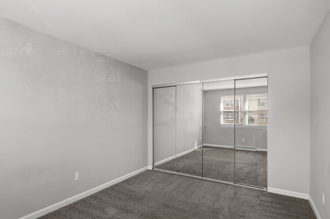 Building Photo - 4411 Falls Bridge Dr