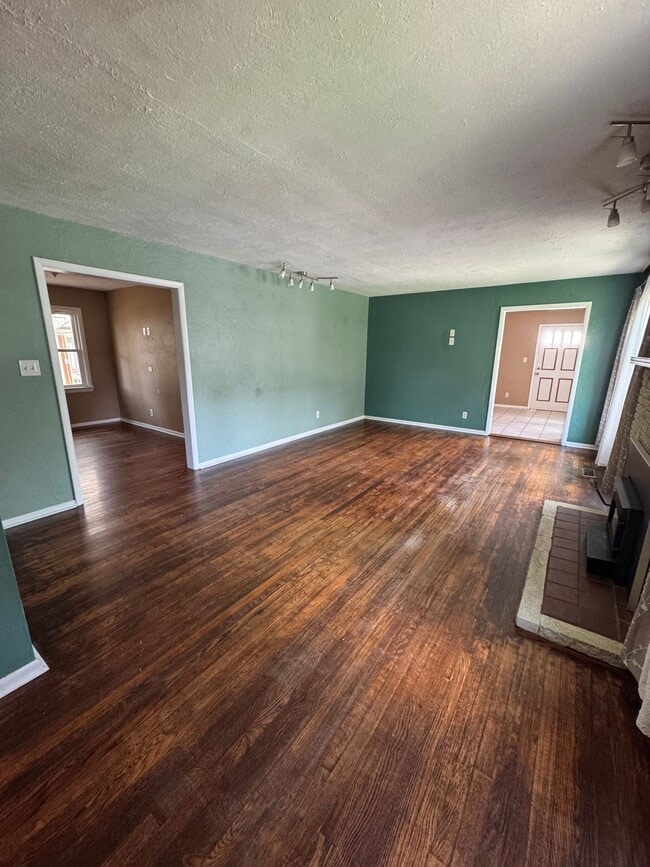 Building Photo - 4011 Longwood Dr