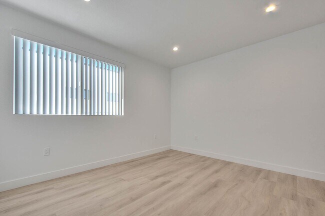 Building Photo - 5850 Vineland Ave