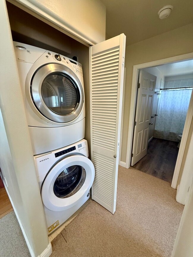 Building Photo - Bright 3 Bed, 2 Bath Condo
