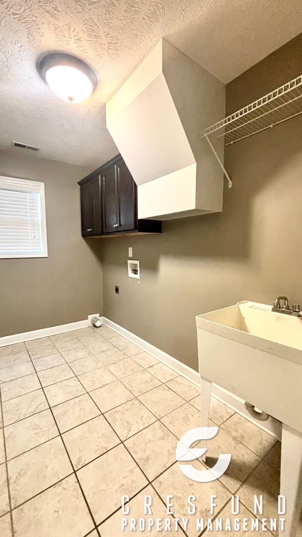 Building Photo - 4BR 2.5 Bath with Screened Porch and priva...
