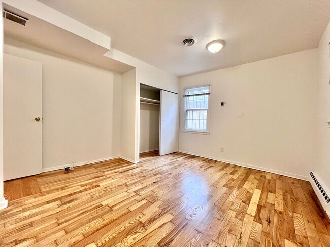 Building Photo - Spacious 1 BR w/ Private Entrance & Renova...