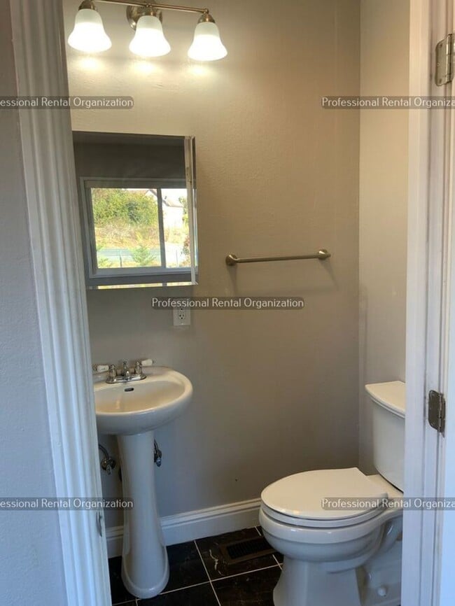 Building Photo - Country property minutes from downtown Pet...