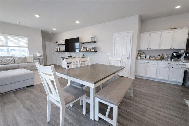 Building Photo - 208 W Laurel Ave