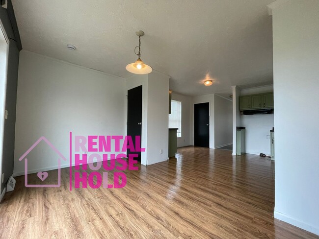 Building Photo - Completely Redone 3 Bed 1.5 Bath Rental!