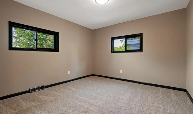 Building Photo - Spacious 3 bedroom home