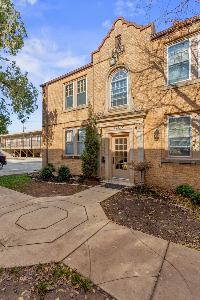 Building Photo - Windsor Court Apartments