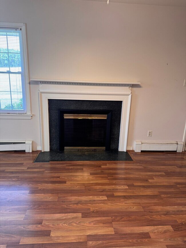 Building Photo - 5 Bedroom || 3 Bathroom Home with All Util...