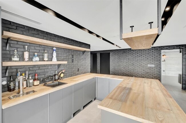 Building Photo - 495 Brickell Ave