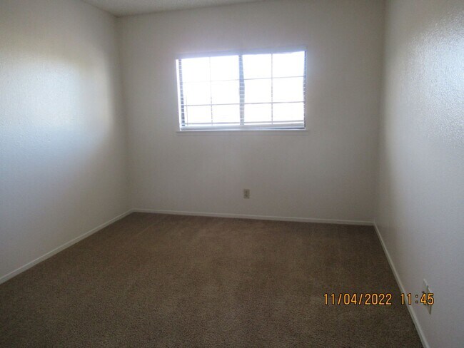 Building Photo - 1220 Iris Ct