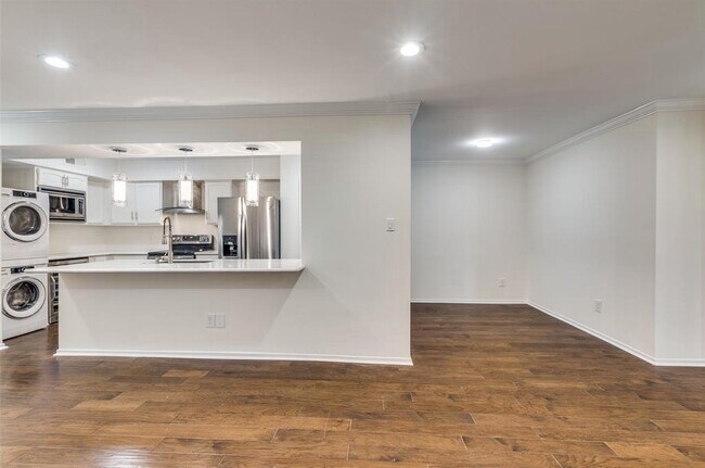 Building Photo - 357 N Post Oak Ln