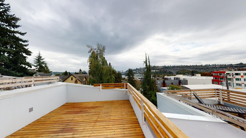 Building Photo - Chic Wallingford townhouse near Gas Works Park