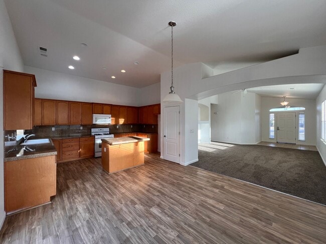 Building Photo - 4 bedroom Fernley Home.