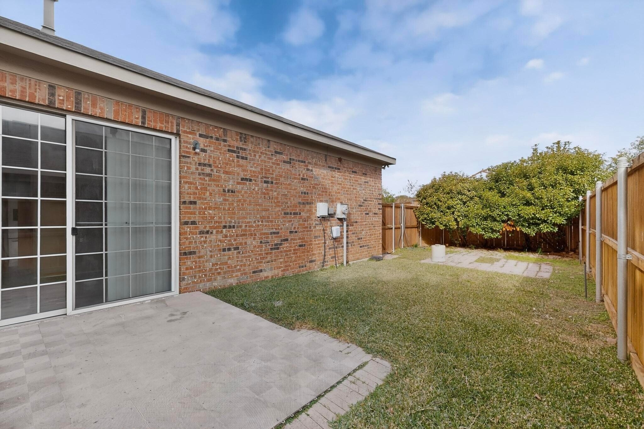 Building Photo - 636 Raintree Cir