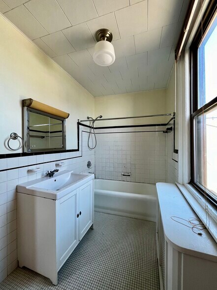 Building Photo - 921 Christian St