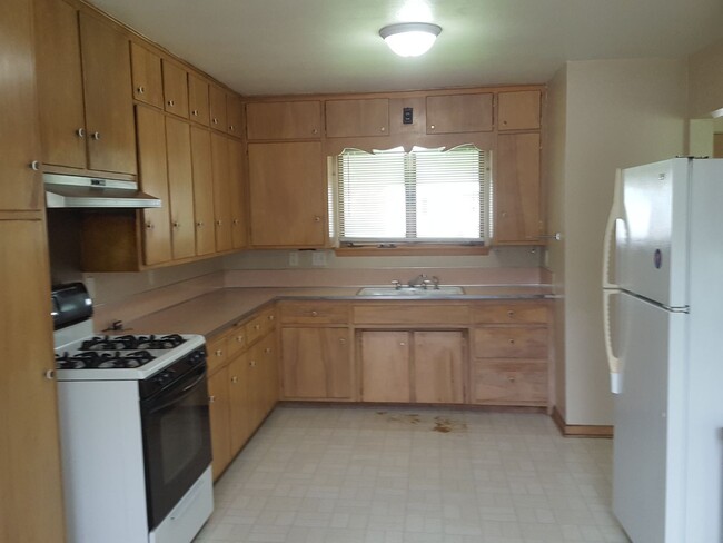 Building Photo - Now leasing for May 2025! Four Bed/Two and...