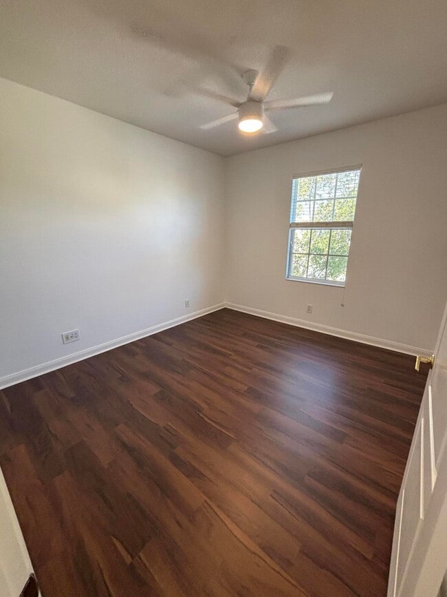 Building Photo - 140 Day Lily Dr