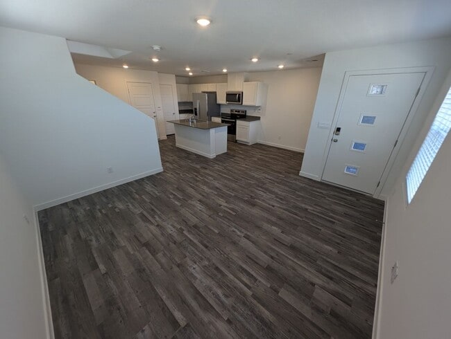 Building Photo - 484 Golden Myna Ave