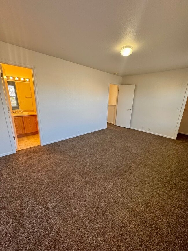 Building Photo - TWO BEDROOM TOWNHOME with AC
