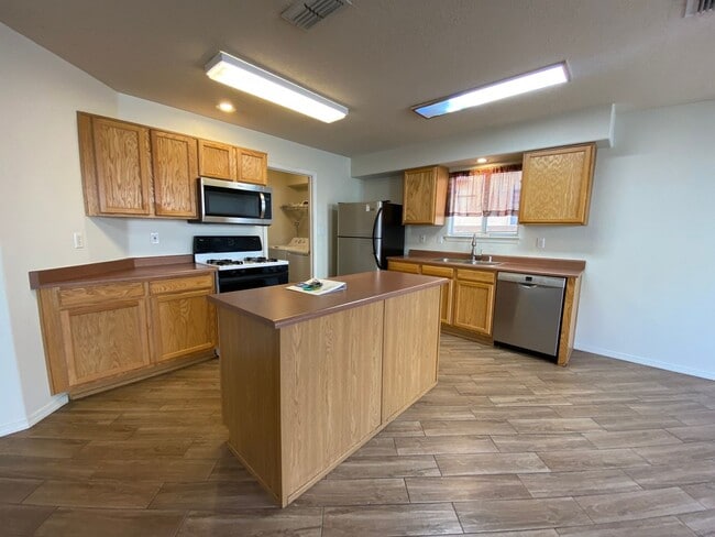 Building Photo - 3 bed 2.5 bath