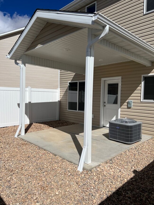 Building Photo - Townhome in Cedar Bend HOA