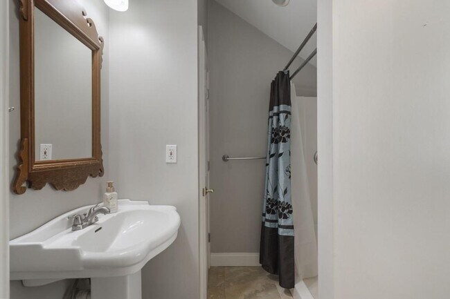 Building Photo - 97 Huntington Rd NE