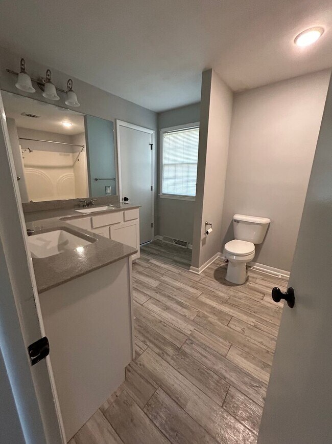 Building Photo - 5 bed 2 bath House in a quiet neighborhood