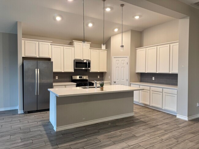 Building Photo - 813 Pausa Dr
