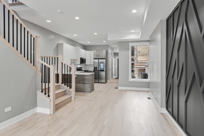 Building Photo - 2816 W Warren Blvd